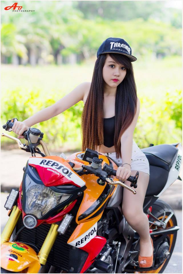 女邻居掀开短裙让我挺进电影